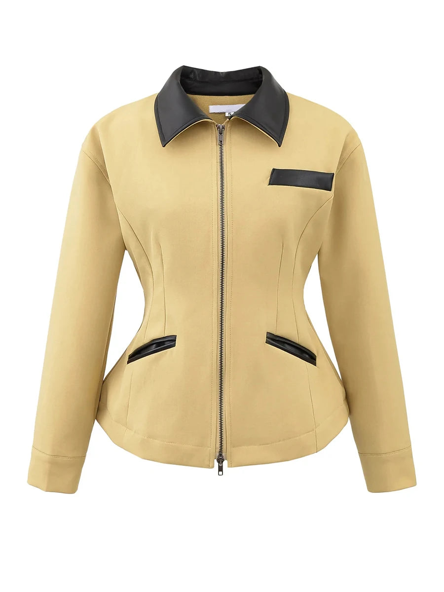 Jakke med industrielt utseende, med stive detaljer