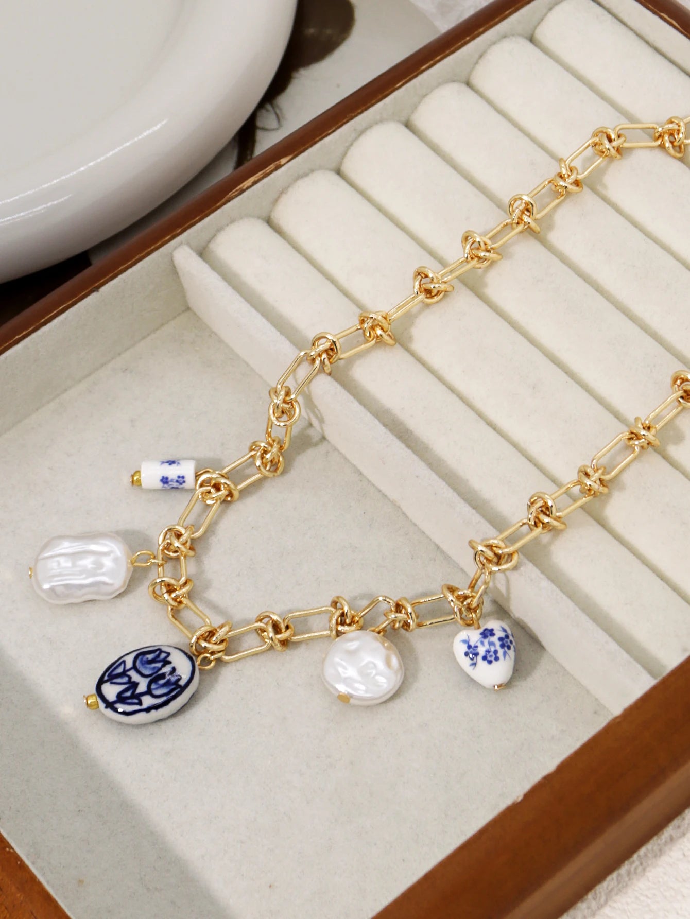 Collar de porcelana con perla y dije