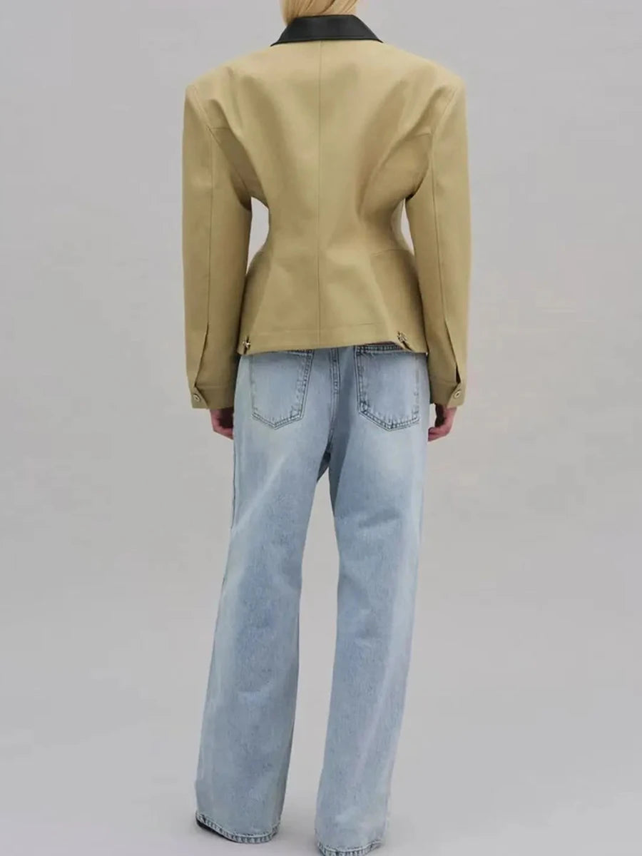 Jakke med industrielt utseende, med stive detaljer