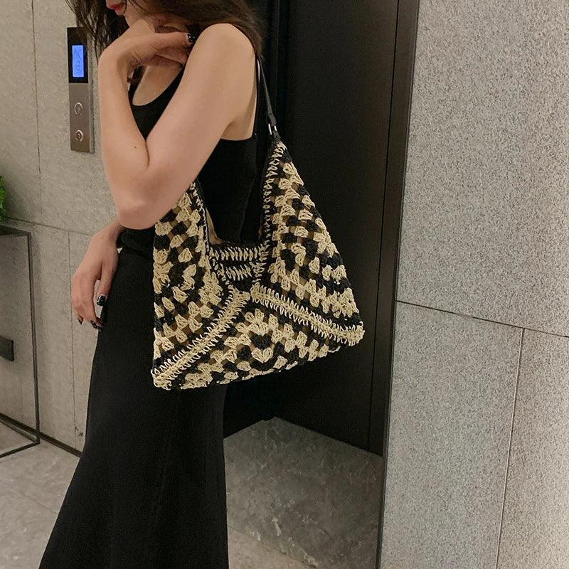 Vävd halmaxelväska