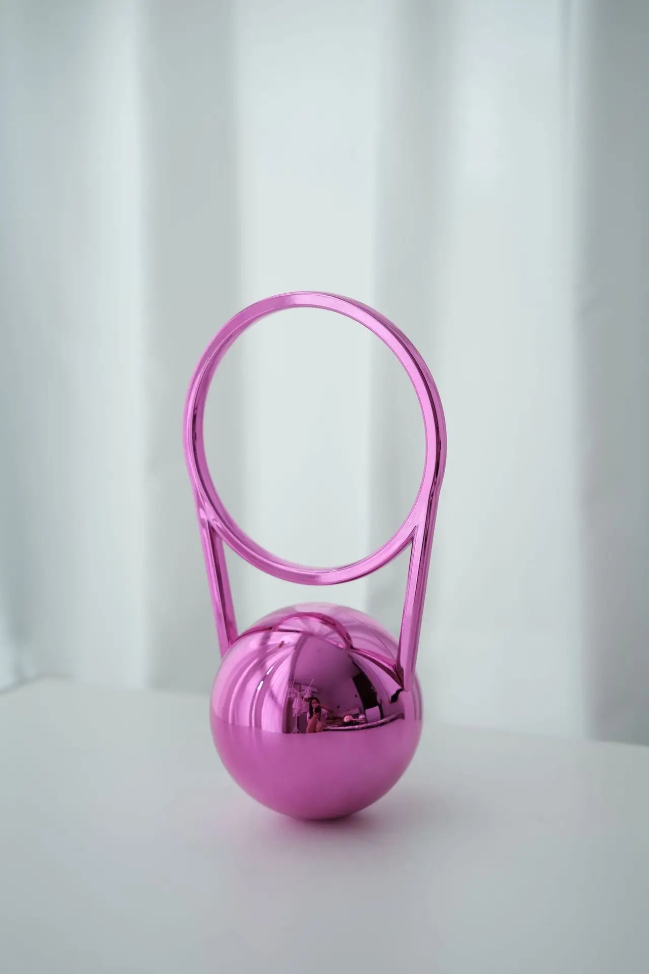 حقيبة سهرة منحوتة على شكل كرة