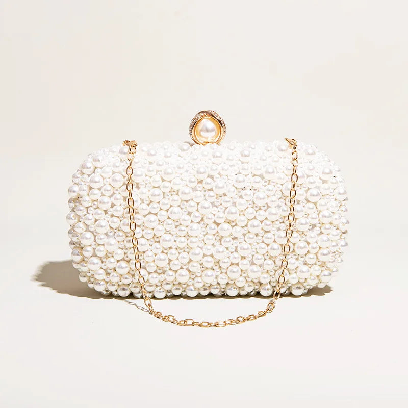 Clutch llamativo con cuentas de perla