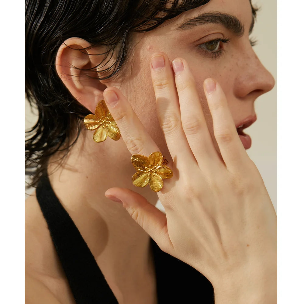 18K Gold Plated Big Flower Ring — rings in gold — close-up detail