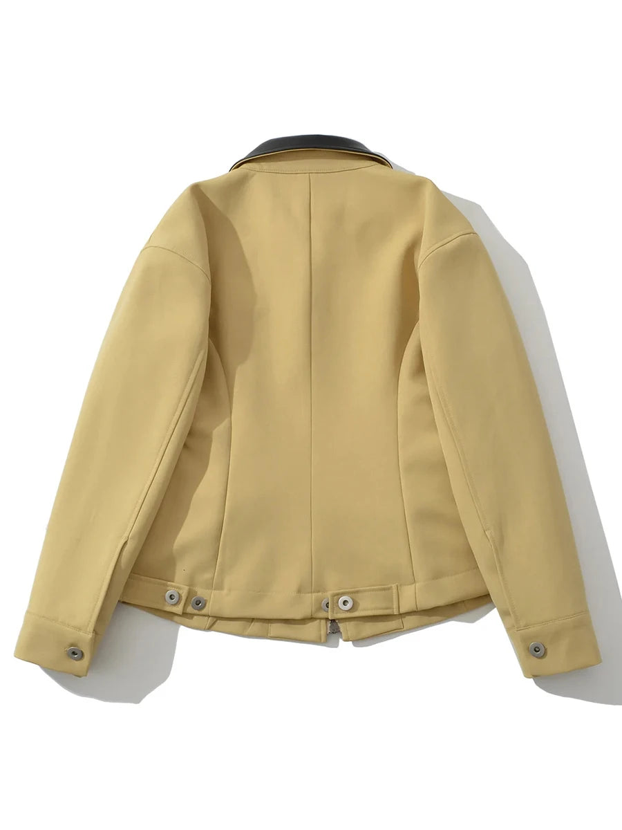 Jakke med industrielt utseende, med stive detaljer