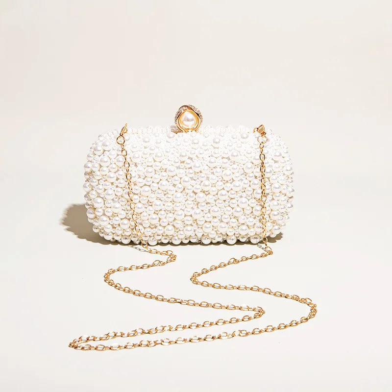 Clutch llamativo con cuentas de perla