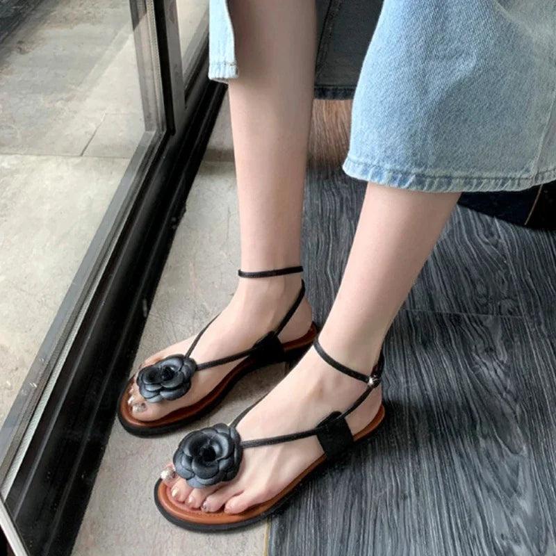 Sandalias planas con flores de Lola