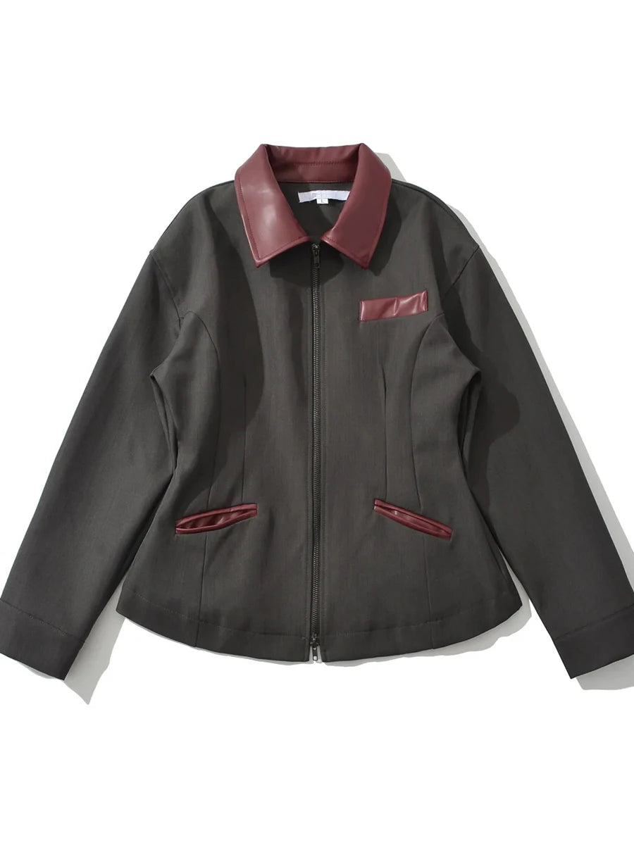 Jakke med industrielt utseende, med stive detaljer