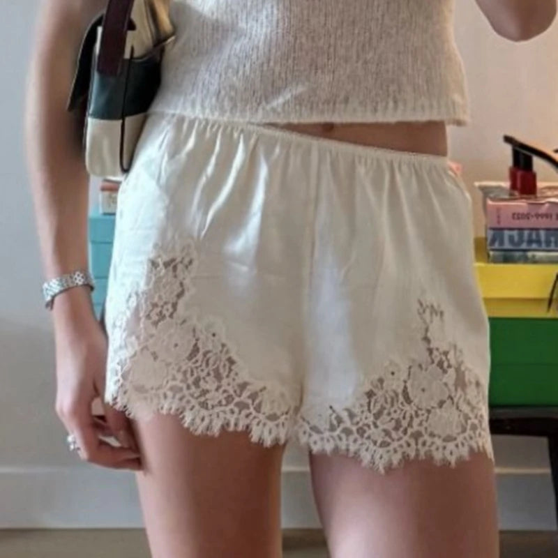 Shorts i satin, siden och spets