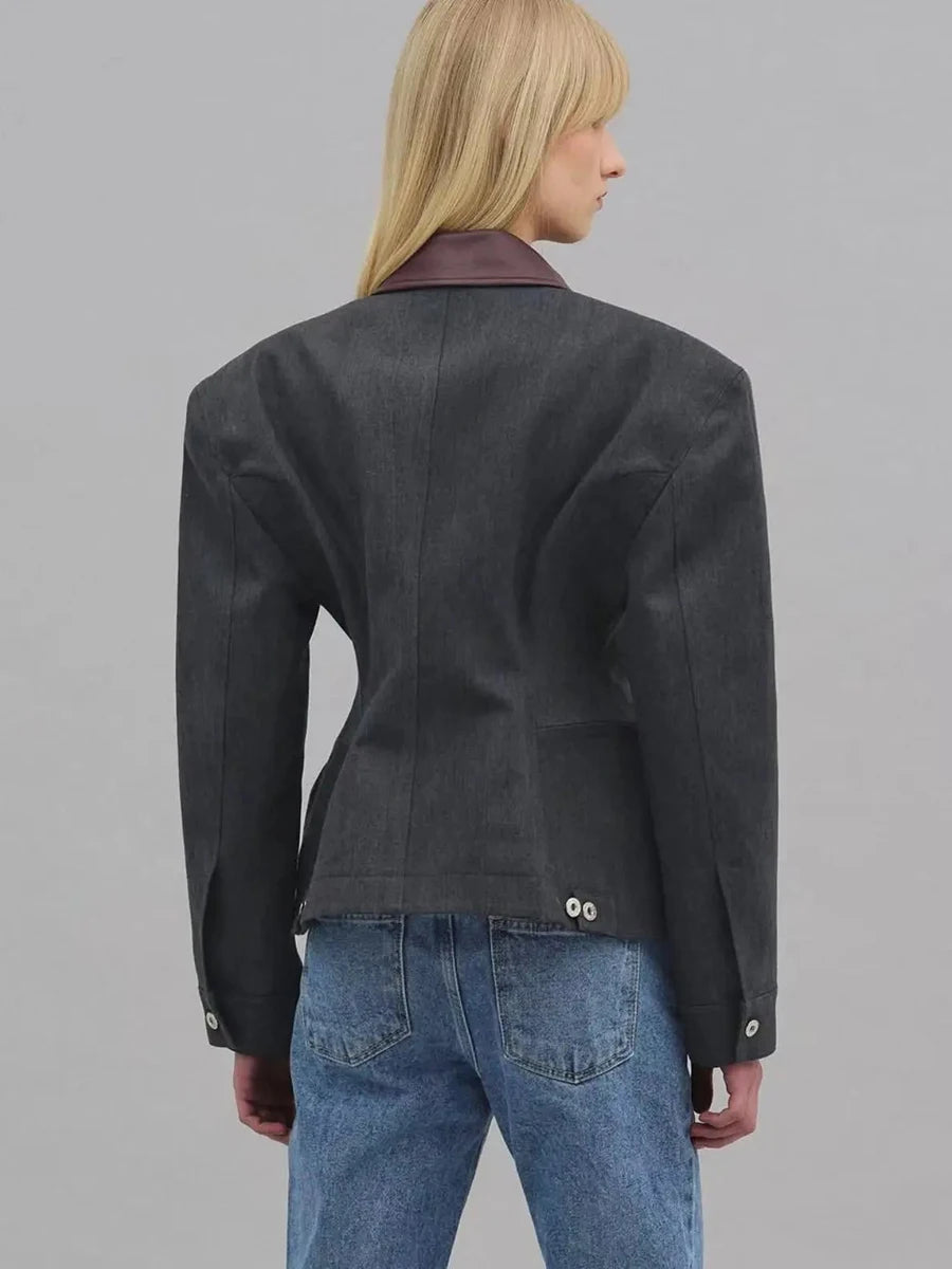 Jakke med industrielt utseende, med stive detaljer