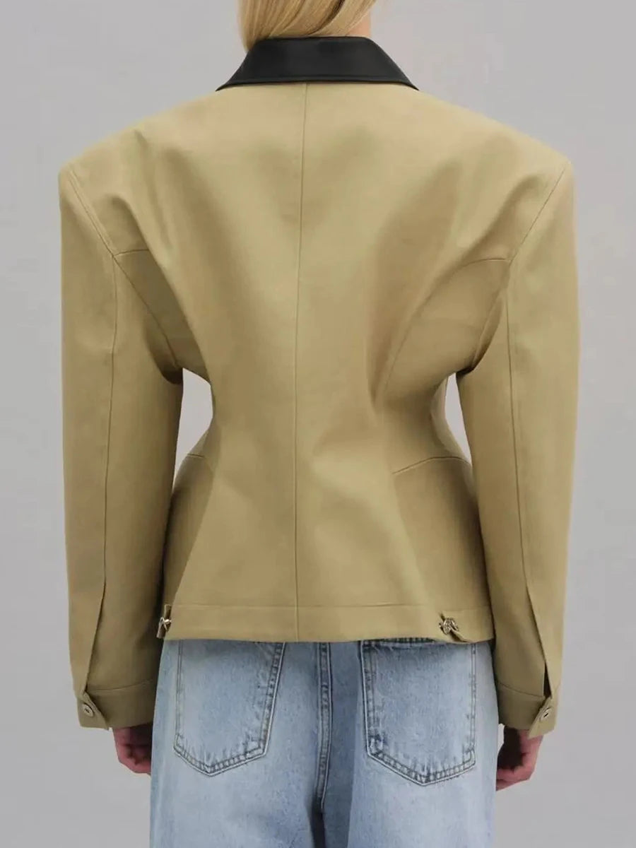 Jakke med industrielt utseende, med stive detaljer