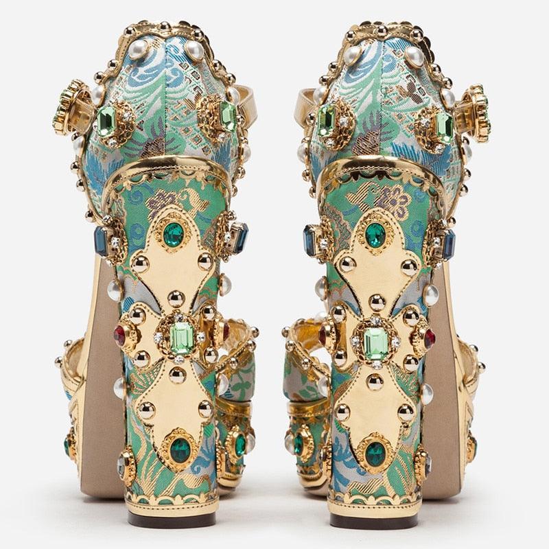 Kristallbroderier med höga klackar