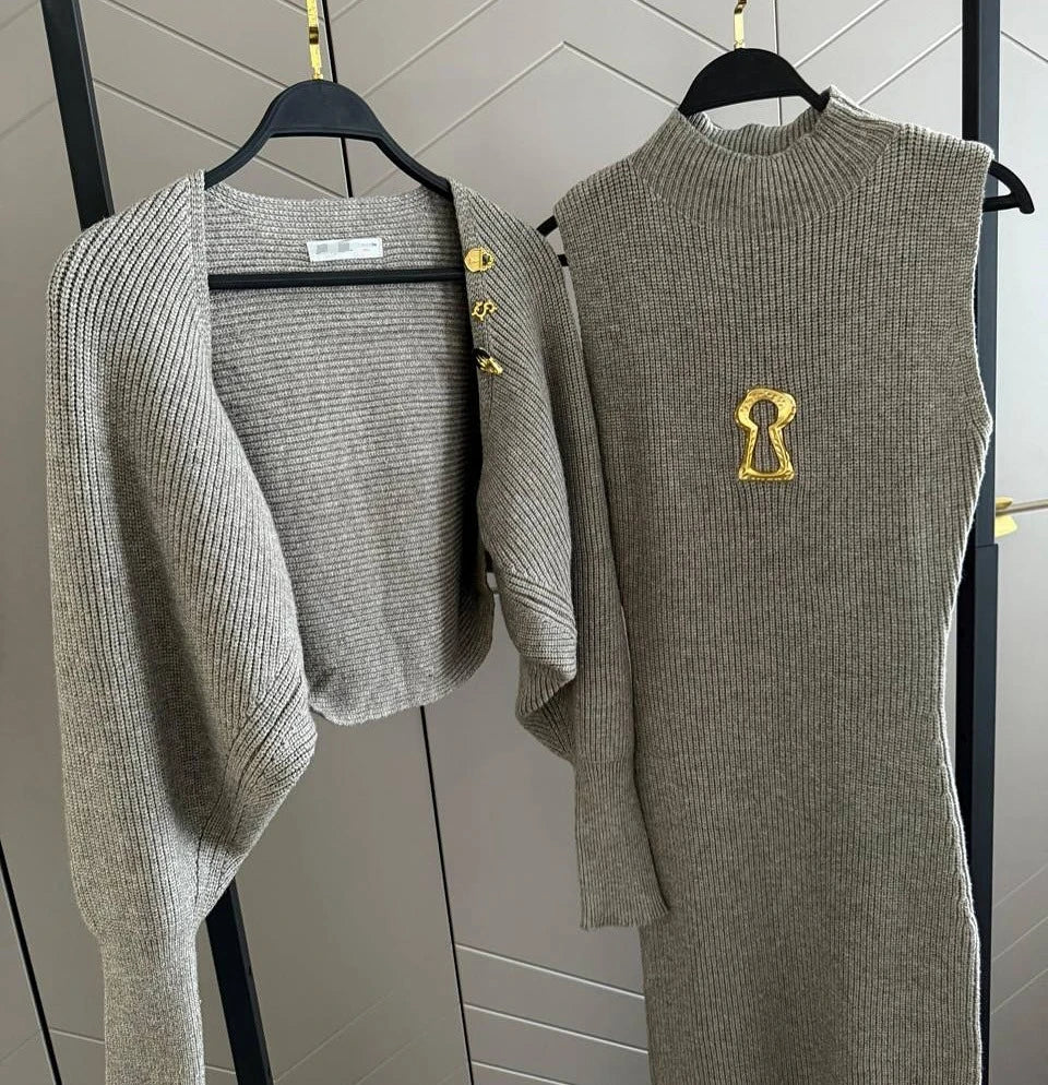 Sukienka z dziurką od klucza i komplet sweterkowy