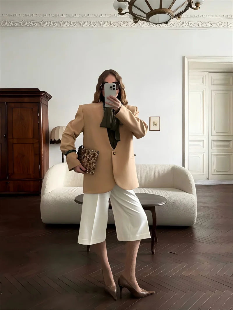 بليزر كهرماني بفتحة رقبة على شكل حرف V