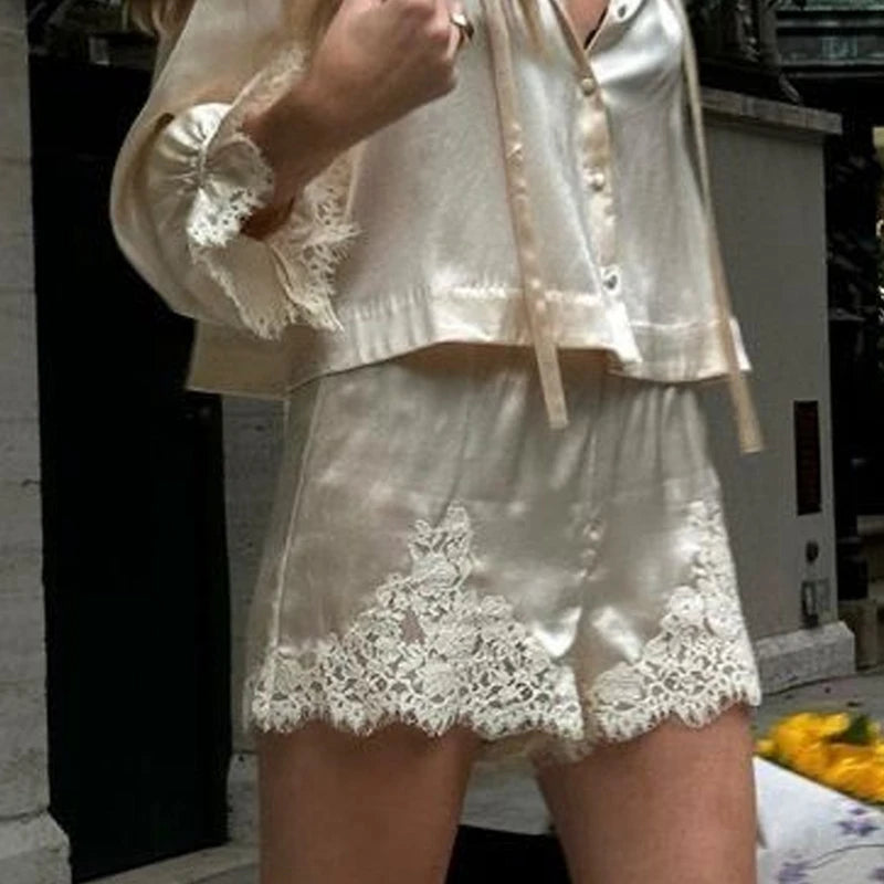 Pantaloncini in pizzo di seta satinata