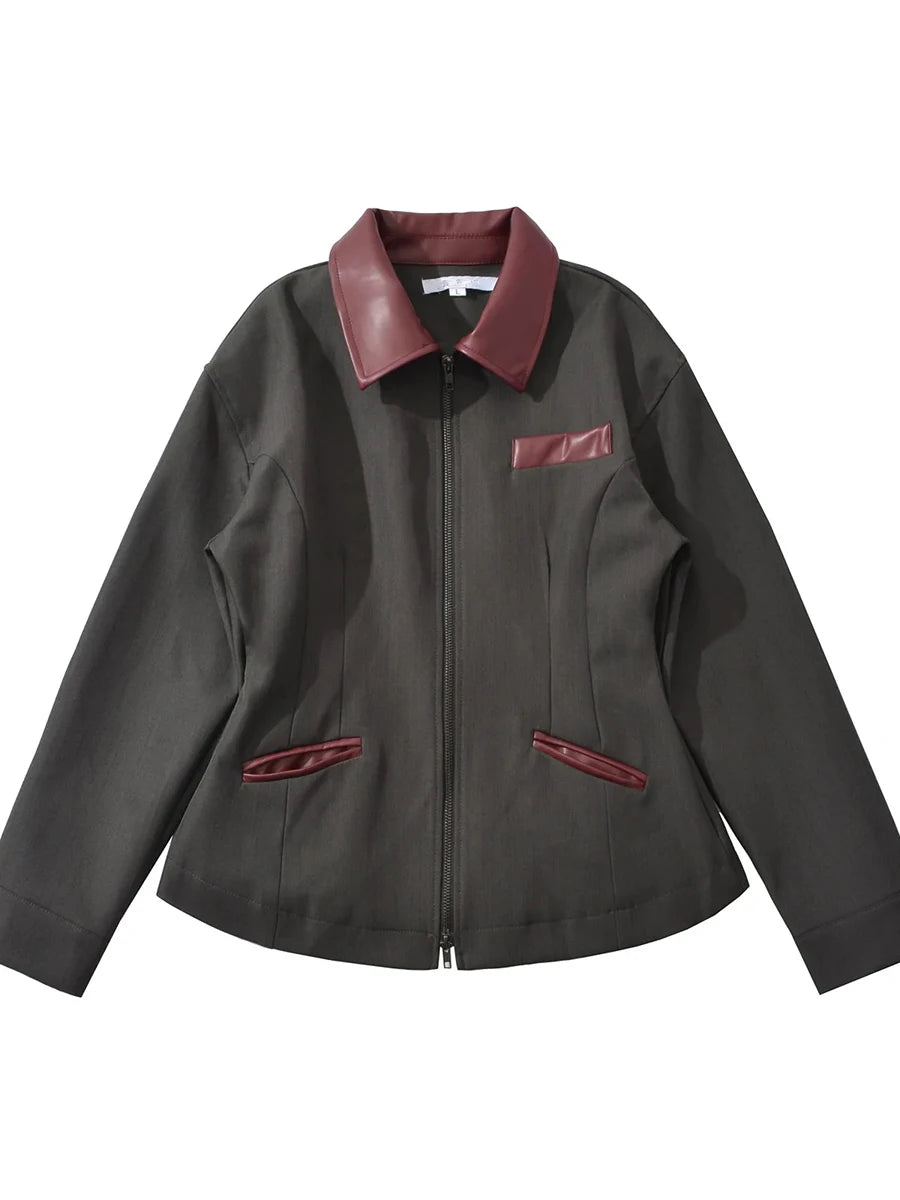 Jakke med industrielt utseende, med stive detaljer