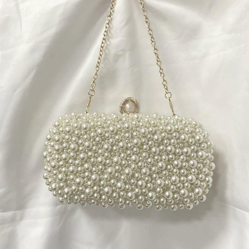 Perlebesatte statement-clutch