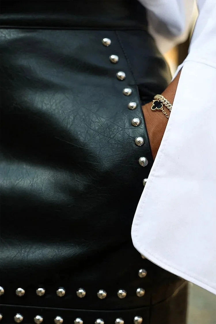 Kjol med slits i konstläder och nitar