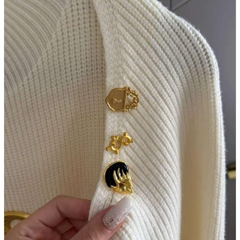 Sukienka z dziurką od klucza i komplet sweterkowy