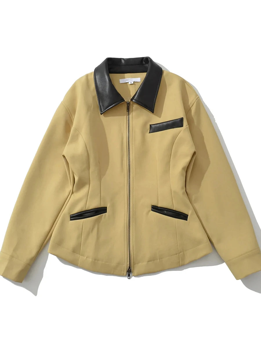 Jakke med industrielt utseende, med stive detaljer