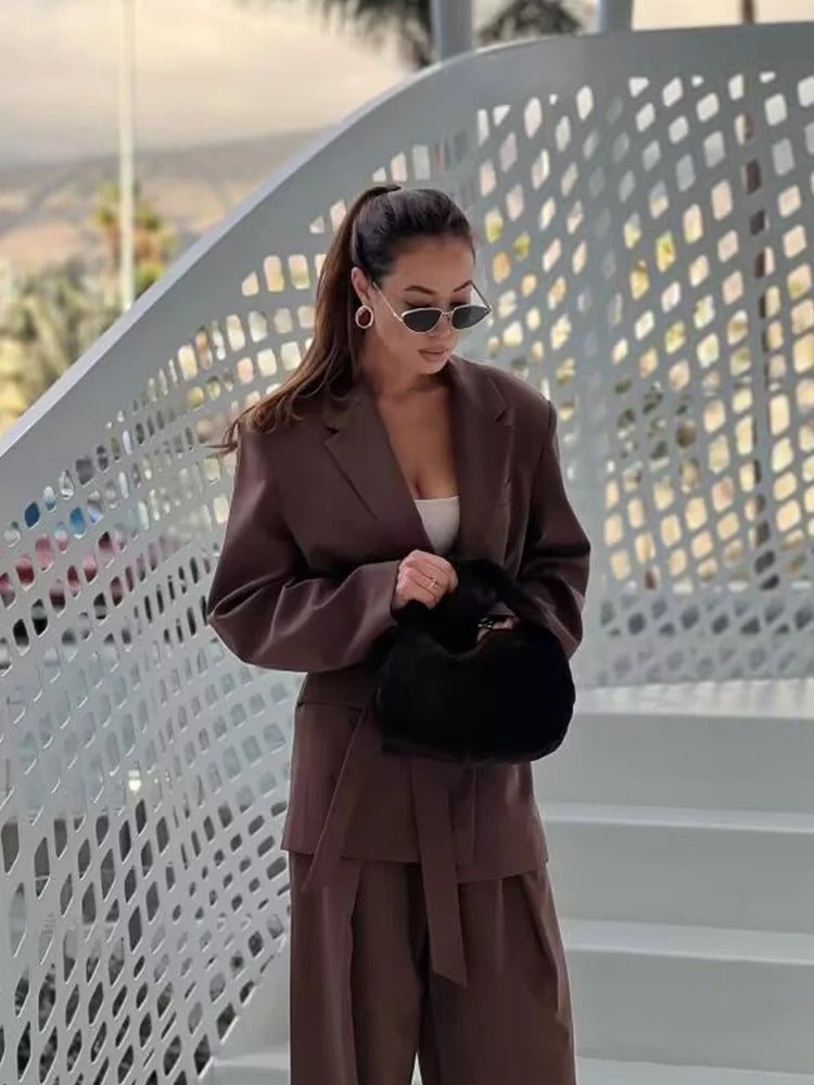 Monica Brown kostymset