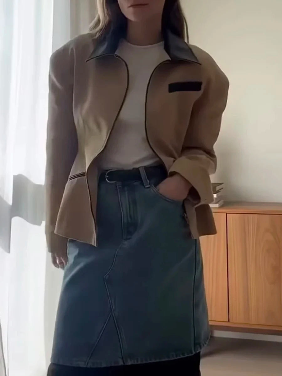 Jakke med industrielt utseende, med stive detaljer