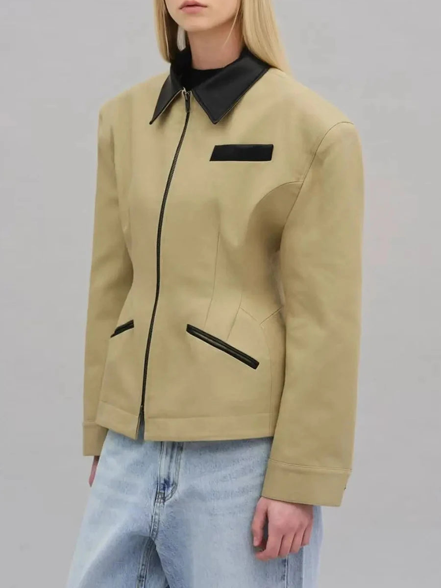 Jakke med industrielt utseende, med stive detaljer