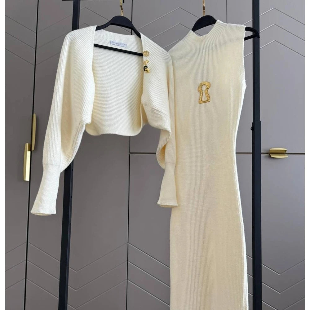 Sukienka z dziurką od klucza i komplet sweterkowy