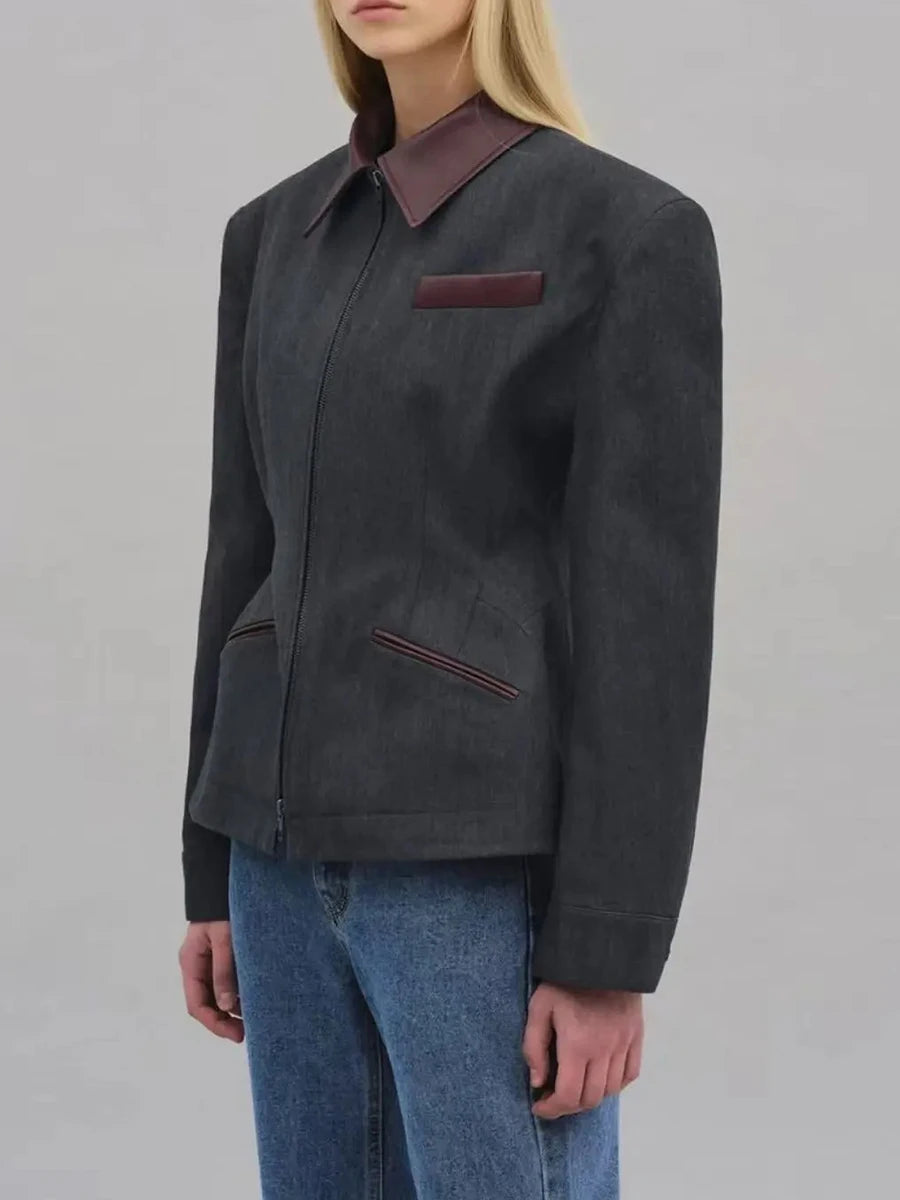 Jakke med industrielt utseende, med stive detaljer